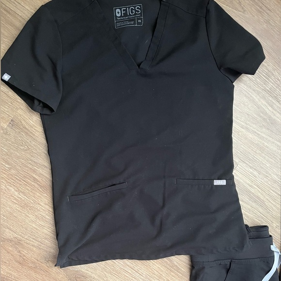 Figs black scrubs 1-xs top 2-s bottoms - Picture 4 of 4